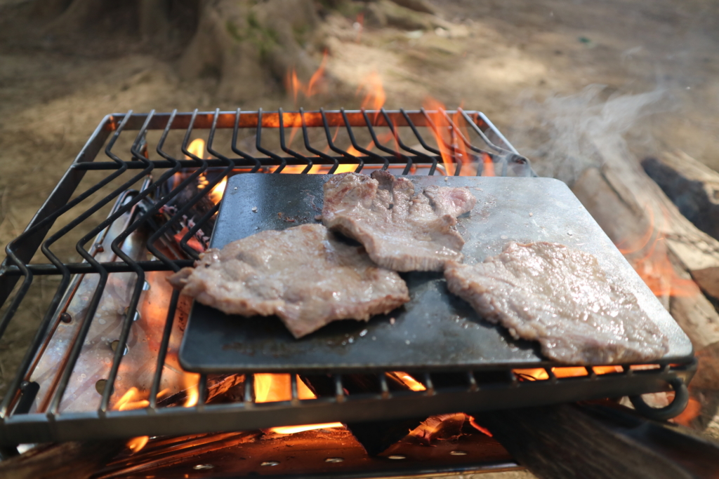 キャンプ飯　ヨコザワテッパン　焼肉