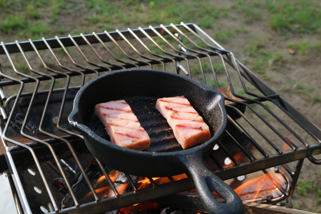 キャンプ飯　スキレット　厚切りベーコン焼き