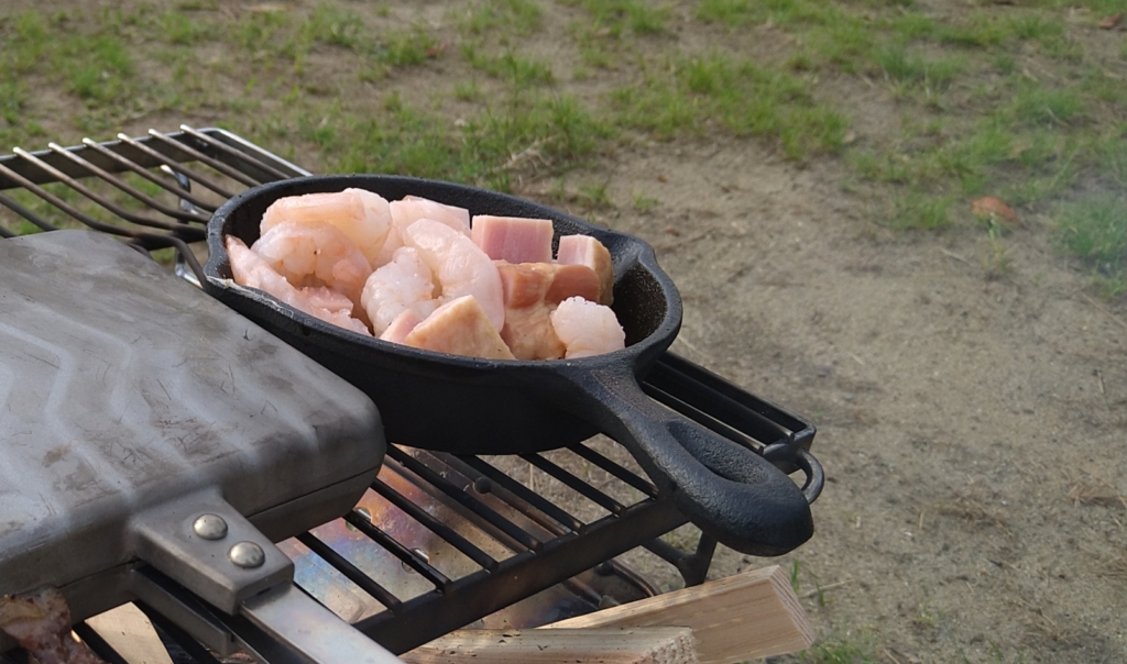 キャンプ飯　スキレット　アヒージョ