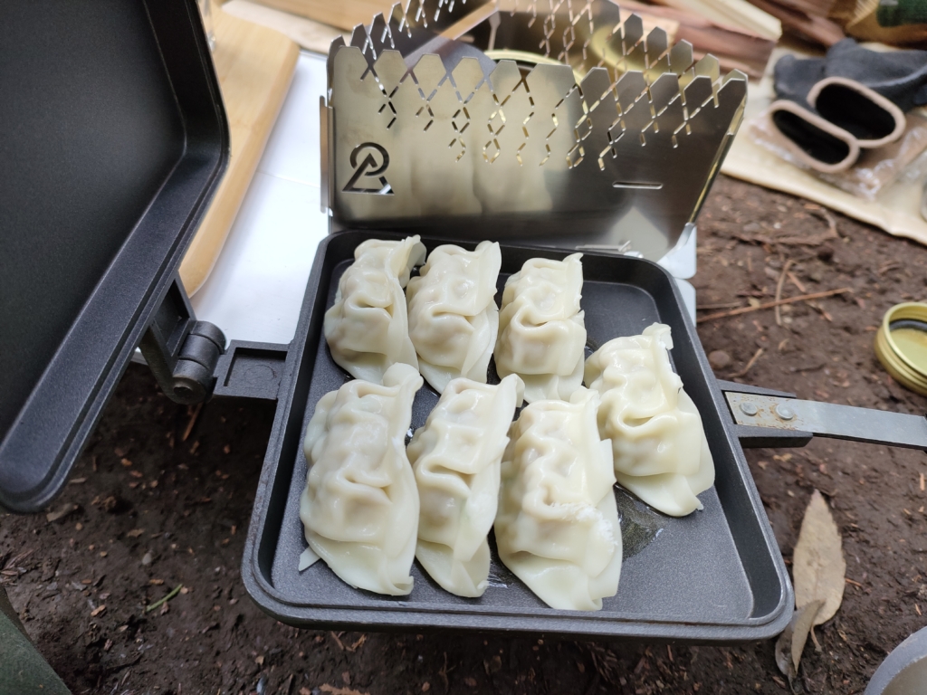 バウルー　キャンプ飯　餃子