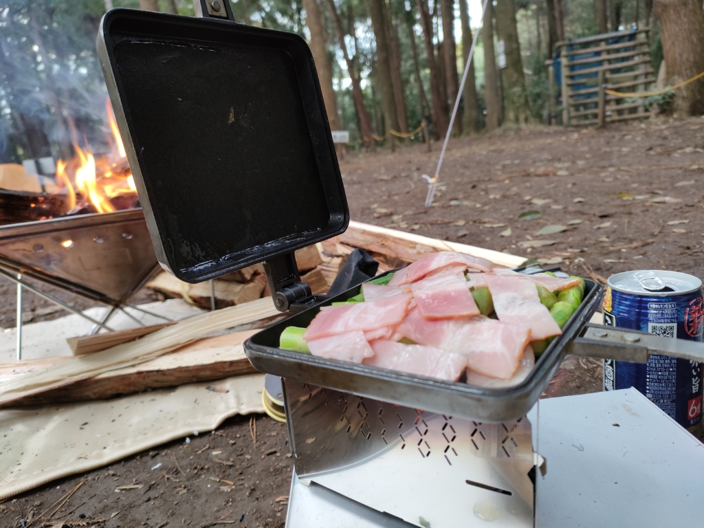 バウルー　キャンプ飯　アスパラベーコン